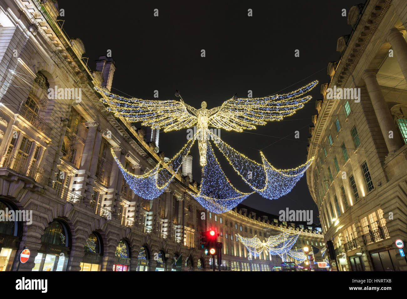 Le luci di Natale in Regent Street " Lo Spirito di Natale', dotate di angoli. Notte lunga esposizione, Londra Foto Stock