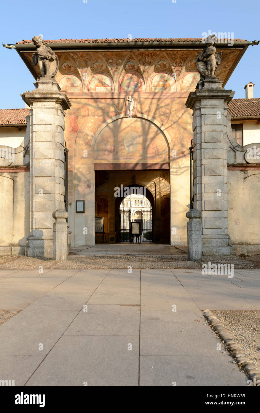 Ingresso sul lato ovest della Certosa abbey, Pavia, Italia Foto Stock