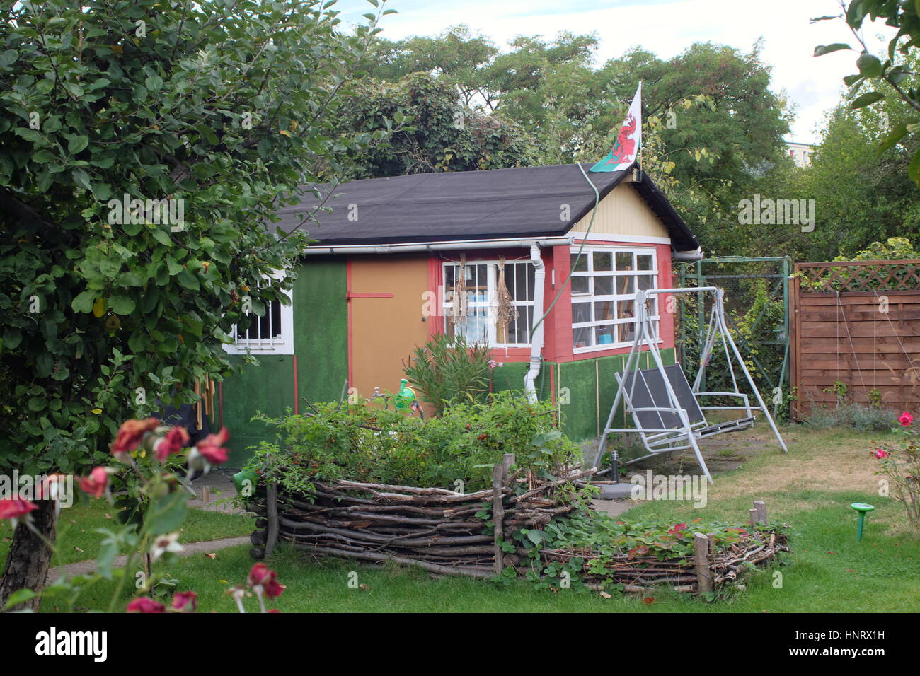 Colonie Kleingarten comprendono weekend cottage su piccoli appezzamenti in città, popolare con le persone la cui principale home è un piccolo appartamento. Foto Stock