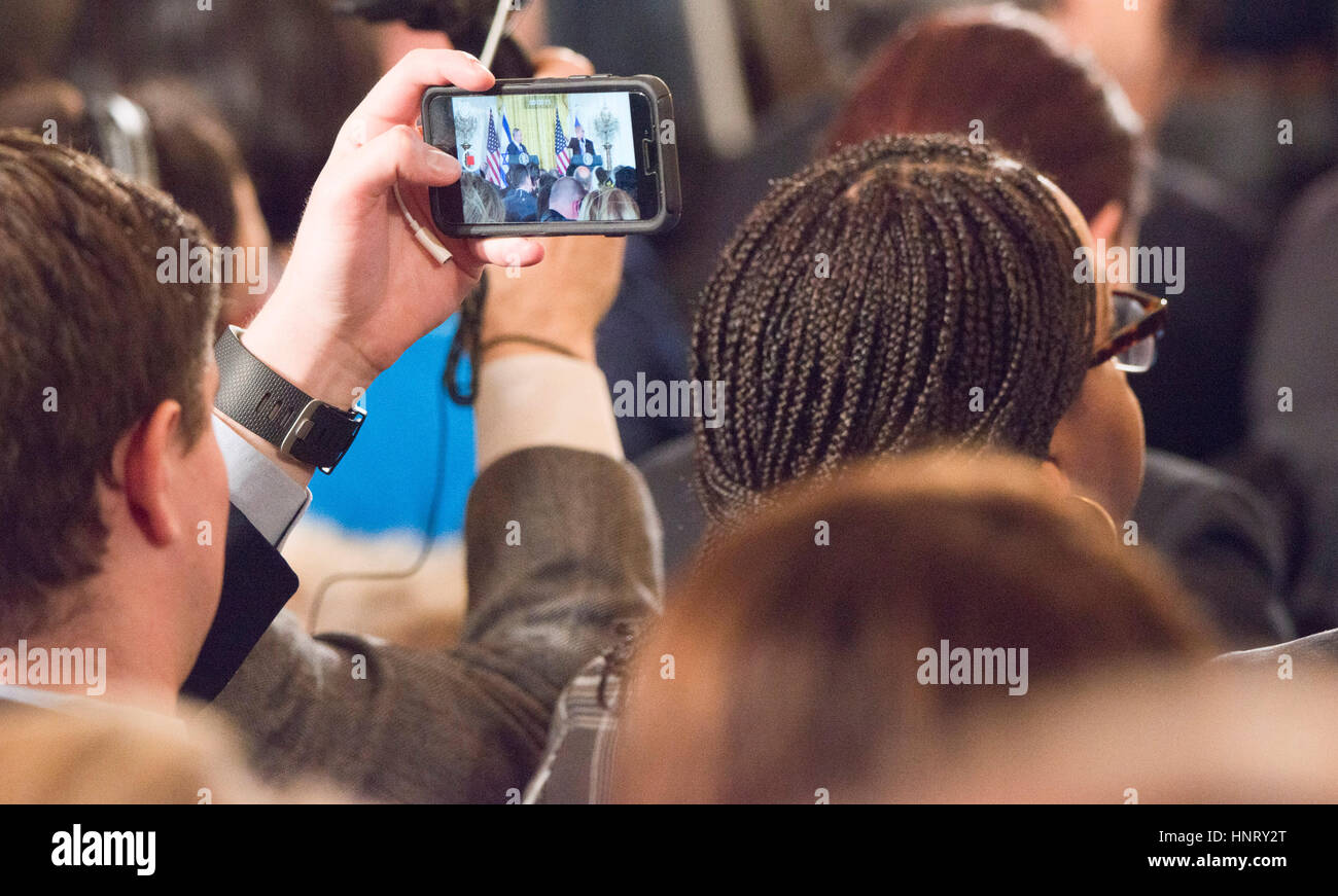 Washington DC, Stati Uniti d'America. Il 15 febbraio 2017. Un membro dell'israeliano presss corp utilizza il suo telefono cellulare per acquisire il Primo Ministro israeliano Benjamin Netanyahu e il presidente Donald Trump J conferenza stampa congiunta nella Sala Est della Casa Bianca a Washington DC. Patsy Lynch/Alamy Live News Foto Stock