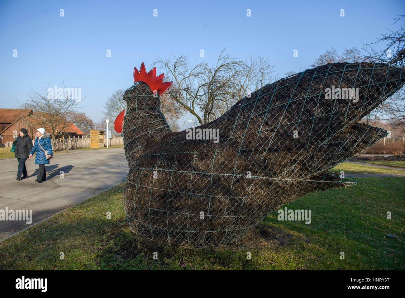 Erfurt, Germania. 15 Feb, 2017. I visitatori a piedi passato un gallo figura fatta dal suolo e maglia metallica all'ega park a Erfurt, Germania, 15 febbraio 2017. Foto: Candy Welz/Arifoto ug/dpa-Zentralbild/ZB/dpa/Alamy Live News Foto Stock