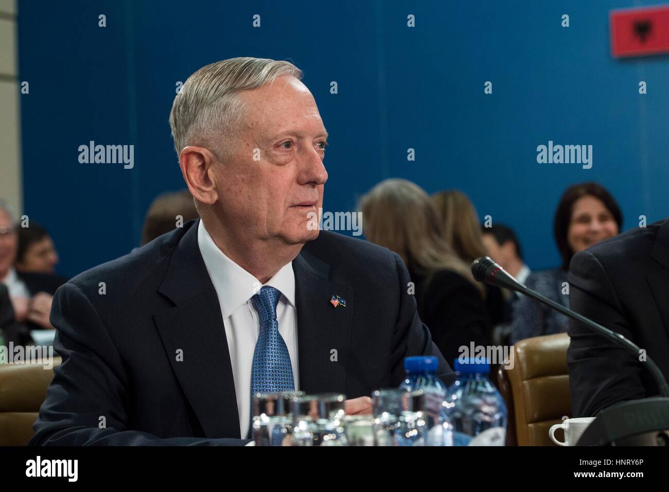 Bruxelles, Belgio. 15 Feb, 2017. Stati Uniti Il Segretario della Difesa Jim Mattis durante il Consiglio Nord Atlantico incontro presso la sede della NATO il 15 febbraio 2017 a Bruxelles, in Belgio. Mattis nel suo discorso ai Ministri della difesa della NATO, ha fatto eco il Presidente Trump la chiamata per gli alleati europei a spendere di più per le loro forze armate e ha sottolineato che i contributi americani per l'alleanza sarà legata a quello che gli altri paesi spendono. Credito: Planetpix/Alamy Live News Foto Stock