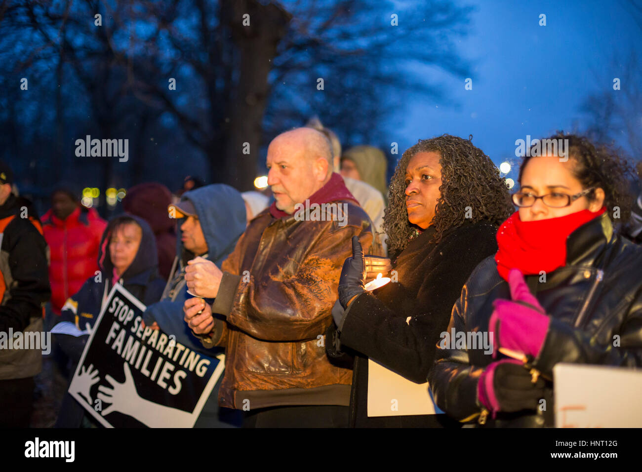 Detroit, Michigan, Stati Uniti d'America. Il 15 febbraio 2017. Rally di persone al di fuori del Western Liceo internazionale contro le espulsioni di immigrati e contro i piani per espandere la parete sul confine messicano. La veglia è stata organizzata da una coalizione di musulmani, ebrei, e organizzazioni di origine ispanica. Credito: Jim West/Alamy Live News Foto Stock