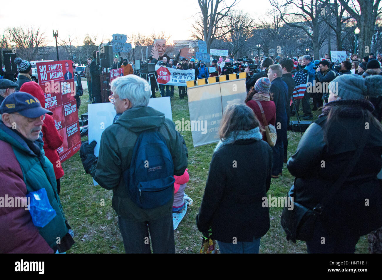 Washington DC, Stati Uniti d'America. Il 15 febbraio, 2017. Dimostranti del Capitol Hill protestare contro la nomina di Scott Pruitt come amministratore dell'Agenzia per la protezione ambientale. Kirk Treakle/Alamy Live News Foto Stock