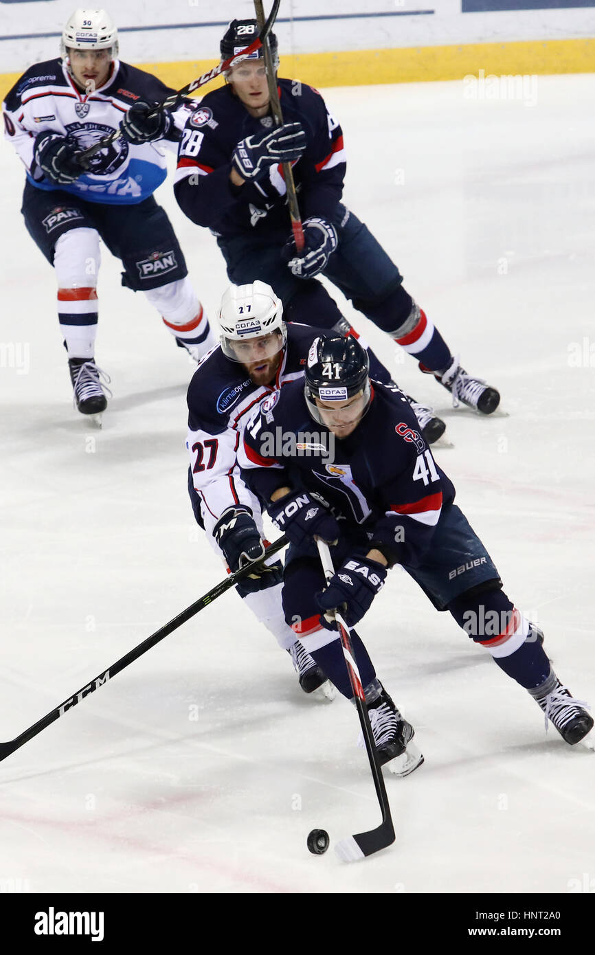 (170216)-- BRATISLAVA, Feb.16, 2017(Xinhua) -- Patrik Lusnak anteriore (R) di HC Slovan Bratislava vies con Thomas Larkin anteriore (L) di Medvescak Zagabria durante il loro Kontinental Hockey League (KHL) corrispondono a Ondrej Nepela Arena di Bratislava, Slovacchia, su Feb.15, 2017. Slovan Bratislava ha vinto 7-5. (Xinhua/Andrej Klizan)(WLL) Foto Stock