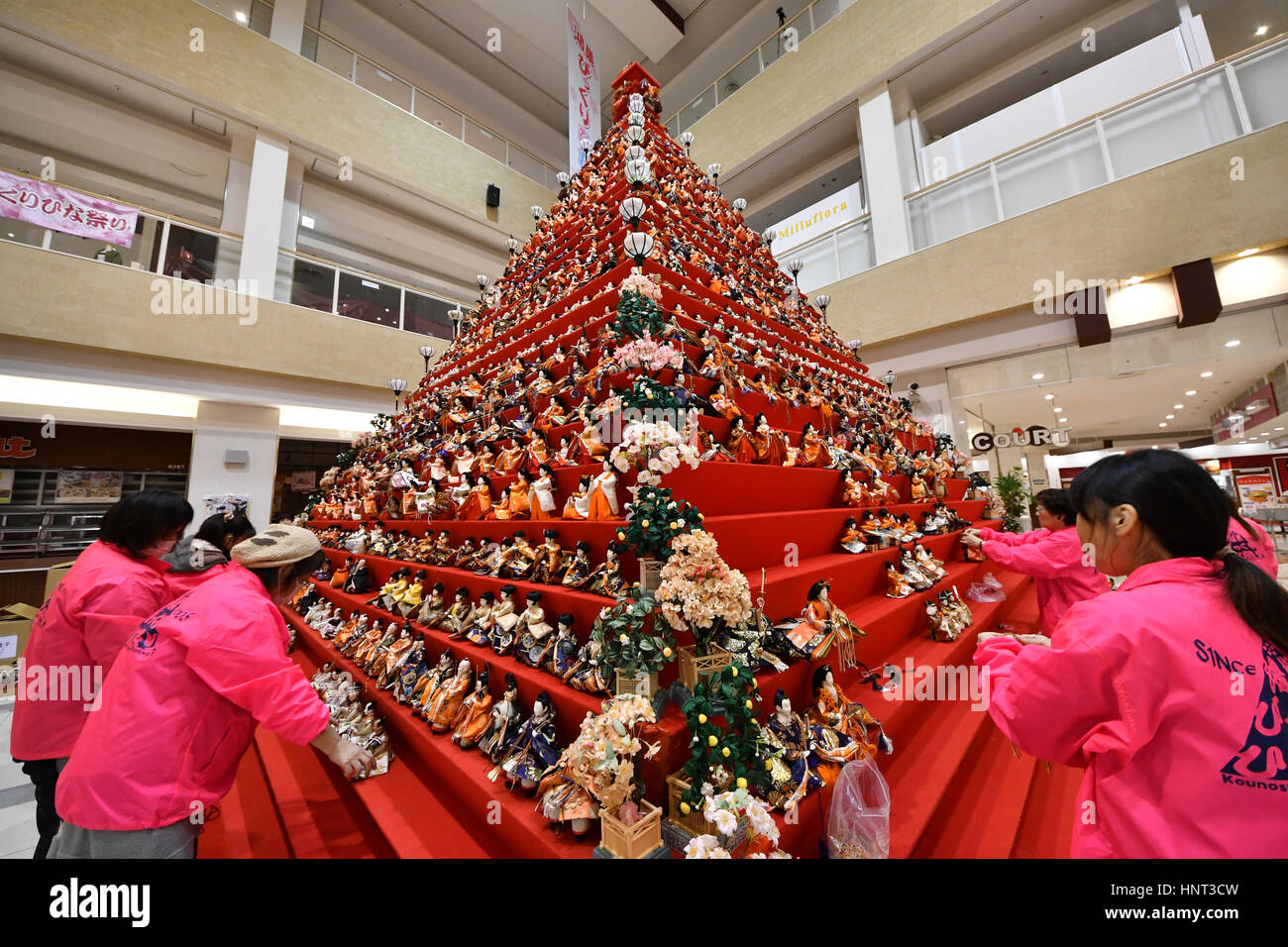 Konosu, Giappone. Xvi Feb, 2017. I lavoratori volontari e iniziare ad organizzare le bambole ornamentali su un rosso-tappezzate piramide come la città di Konosu, a nord di Tokyo, si prepara per una festa annuale di bambole di giovedì, 16 febbraio 2017. Venti lavoratori sono uniti da 50 volontari nel disporre 1.800 bambole sulla 31-tier per sette metri di altezza per piramide la bambola ufficiale festival a partire da venerdì. Konosu è noto per la produzione di bambole giapponesi. Credito: Natsuki Sakai/AFLO/Alamy Live News Foto Stock