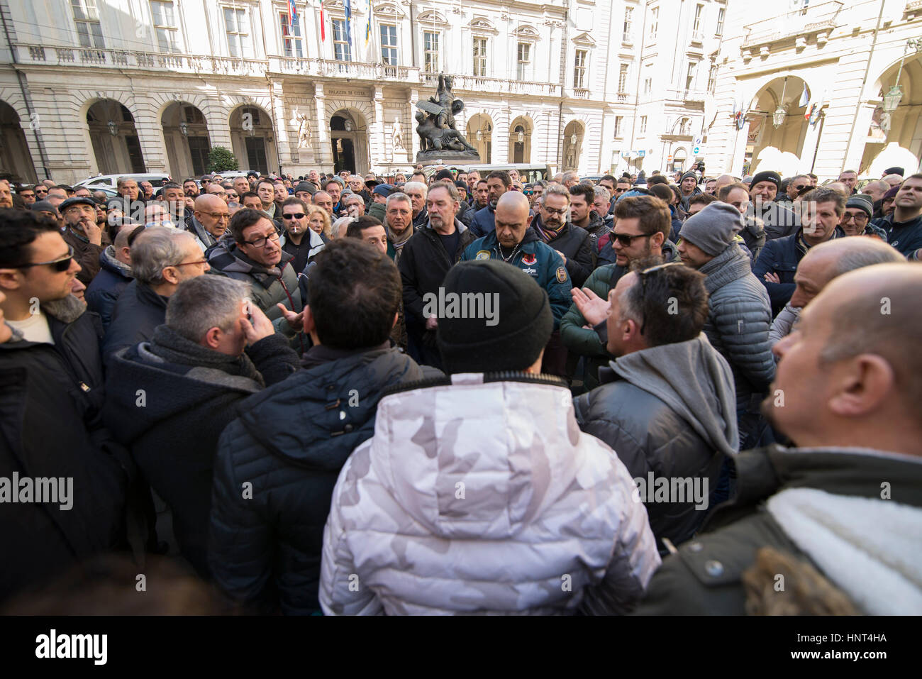 Torino, Italia. Xvi Feb, 2017. Italiano i tassisti si riuniscono per prendere parte a una manifestazione di protesta contro il servizio Uber a Torino il 16 febbraio 2017. Centinaia di taxi italiano piloti scesi in strada di Roma, Milano e Torino per protestare contro una proposta di legge a favore di UberPOP. Credito: Stefano Guidi/risveglio/Alamy Live News Foto Stock