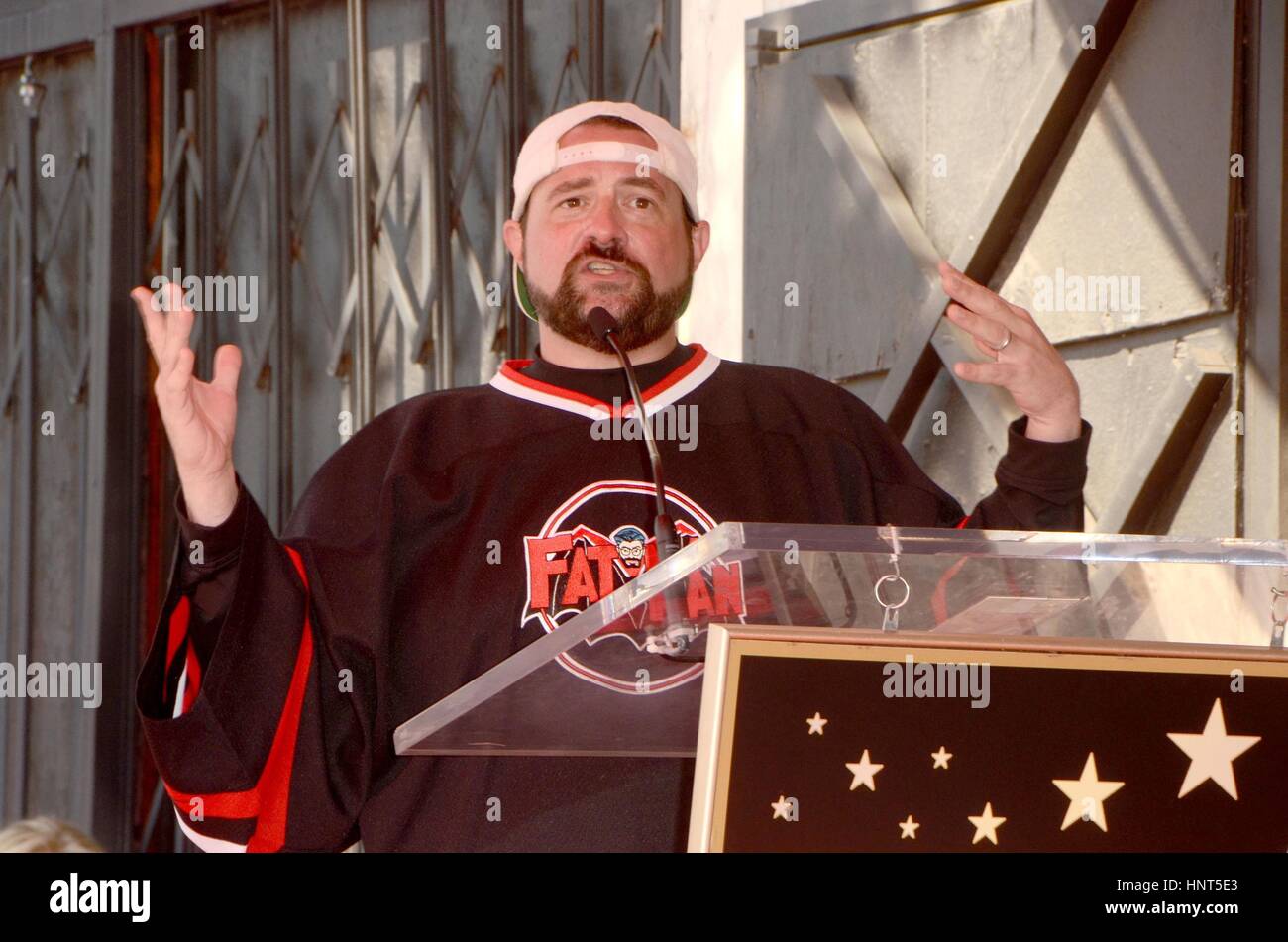 Los Angeles, CA, Stati Uniti d'America. Xiv Feb, 2017. Kevin Smith alla cerimonia di induzione per la stella sulla Hollywood Walk of Fame per George Segal, Hollywood Boulevard, Los Angeles, CA, il 14 febbraio 2017. Credito: Priscilla concedere/Everett raccolta/Alamy Live News Foto Stock