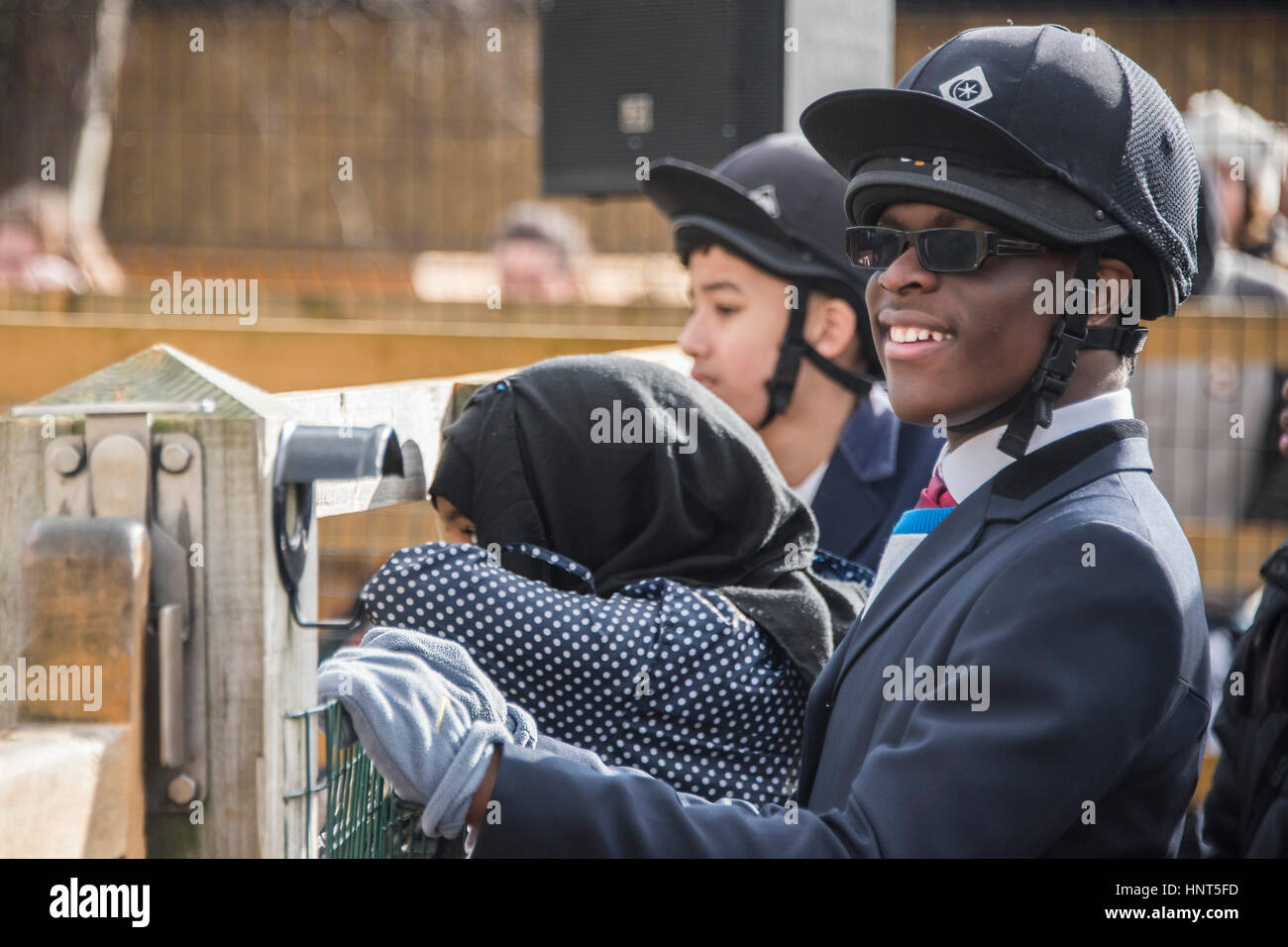 Londra, Regno Unito. Il 16 febbraio 2017. I soci del Club godono la sessione di pratica - la duchessa di Cornovaglia, Presidente, ebano Horse Club, visiti la carità di Brixton centro di equitazione. Il centro sta celebrando il suo ventunesimo compleanno e il suo sesto anno su questo sito. Londra 16 Feb 2017 . Credito: Guy Bell/Alamy Live News Foto Stock