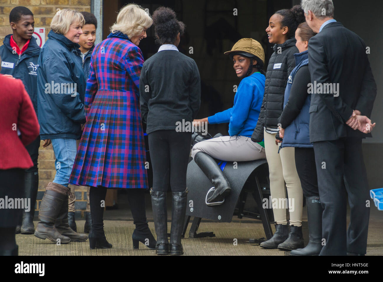 Londra, Regno Unito. Il 16 febbraio 2017. La duchessa di Cornovaglia, Presidente, ebano Horse Club, visiti la carità di Brixton centro di equitazione. Il centro sta celebrando il suo ventunesimo compleanno e il suo sesto anno su questo sito. Londra 16 Feb 2017 . Credito: Guy Bell/Alamy Live News Foto Stock