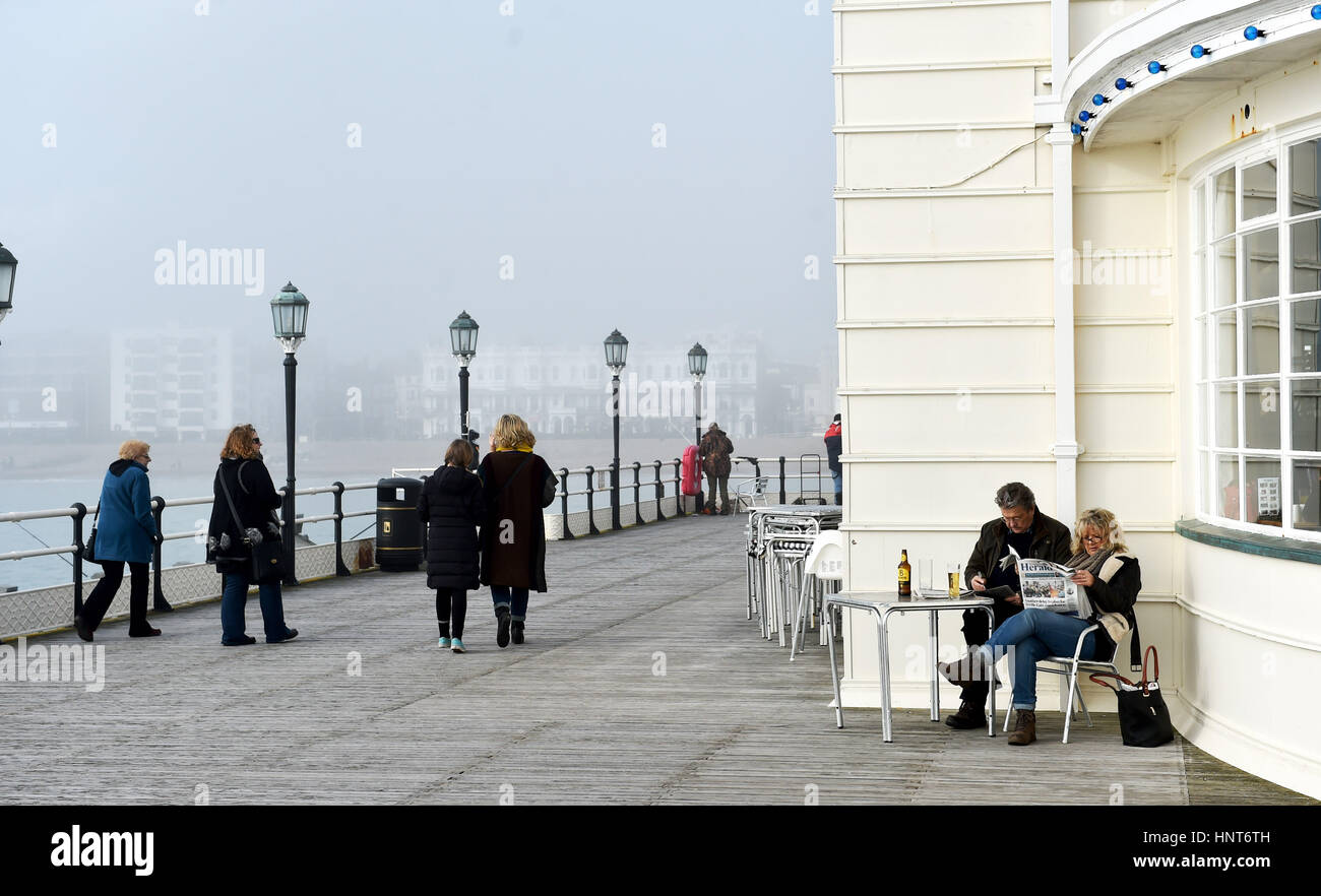 Worthing, Regno Unito. Xvi Feb, 2017. I visitatori si divertono a Worthing Pier oggi nonostante il clima nebbioso lungo la costa del sud Credito: Simon Dack/Alamy Live News Foto Stock