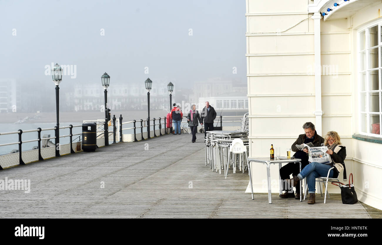 Worthing, Regno Unito. Xvi Feb, 2017. I visitatori si divertono a Worthing Pier oggi nonostante il clima nebbioso lungo la costa del sud Credito: Simon Dack/Alamy Live News Foto Stock