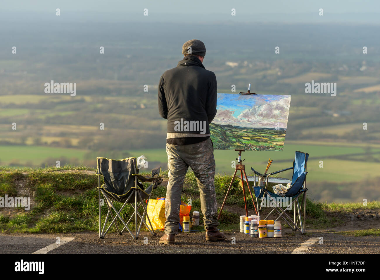 Brighton, Regno Unito. Xvi Feb, 2017. Regno Unito Meteo. Brighton artista Nathaniel Cordery pittura la vista dalla cima di Devil's Dyke, una scena descritta dal pittore John Constable come 'il più imponente vista in tutto il mondo " Credito: Andrew Hasson/Alamy Live News Foto Stock