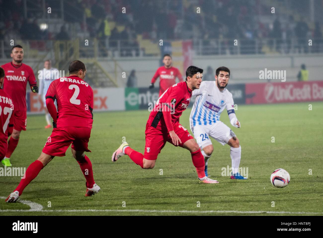 Giurgiu, Romania. Xvi Feb, 2017. Cristian Sapunaru #22 di FC Astra Giurgiu e Alejandro Pozuelo #24 di Genk durante la UEFA Europa League 2016-2017, gruppo e gioco tra FC Astra Giurgiu (ROU) e Genk (BEL) presso Marin Anastasovici Stadium, Giurgiu, Romania ROU. Credito: Cronos Foto/Alamy Live News Foto Stock