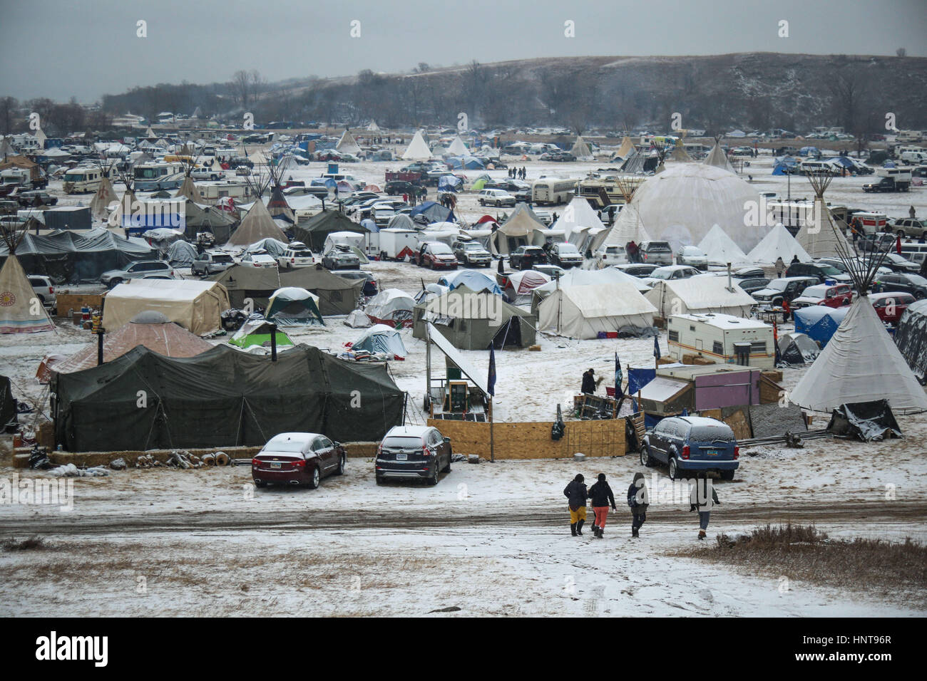 Palla di cannone, il Dakota del Nord, Stati Uniti d'America. 24 Novembre, 2016. Una vista del Oceti Sakowin Camp dopo mattina neve a Standing Rock indiano prenotazione. Credito: Joel Angelo Juarez zReportage.com/ZUMA/filo/Alamy Live News Foto Stock