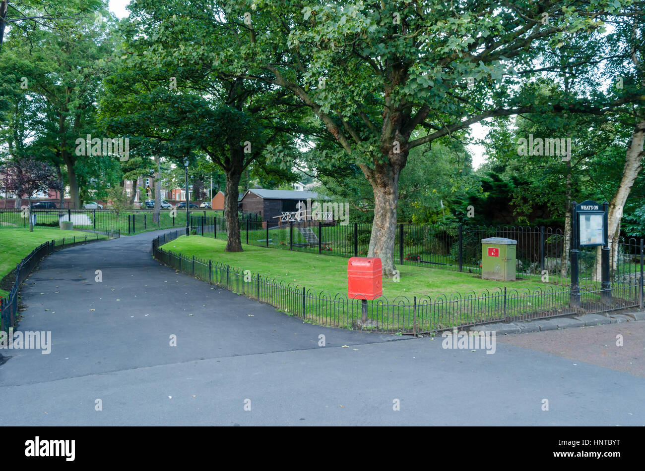 Un incrocio di sentieri a Roker Park, Sunderland Foto Stock