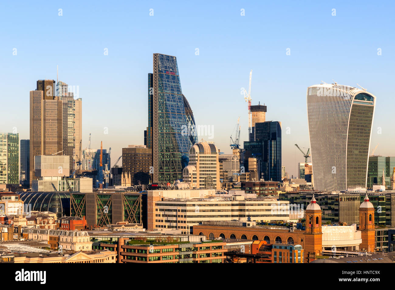 Il quartiere finanziario cityscape di Londra contro un blu cielo privo di nuvole Foto Stock