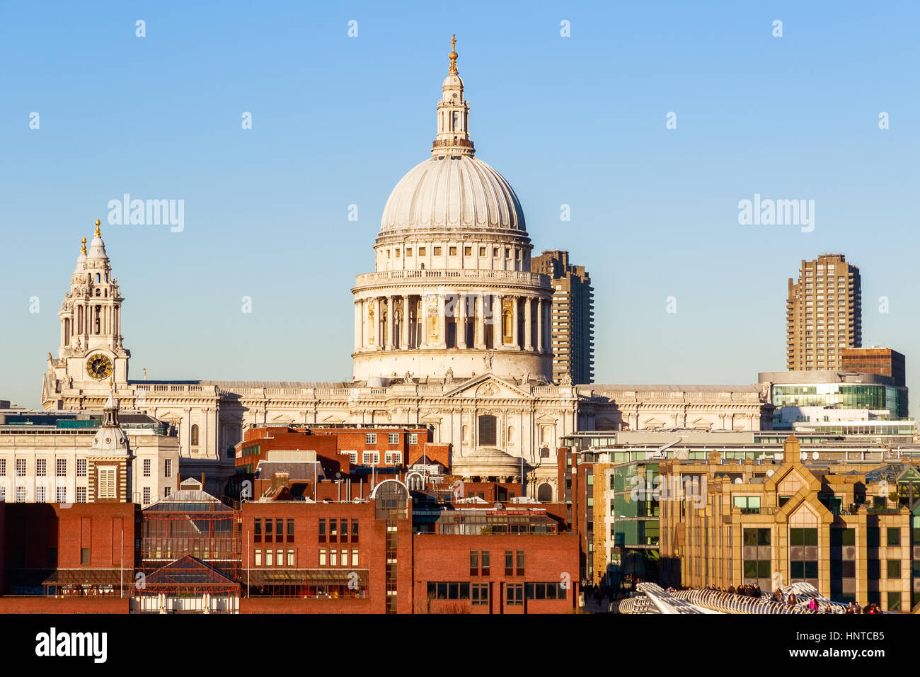 La cattedrale di san Paolo a Londra contro un cielo blu senza nuvole Foto Stock