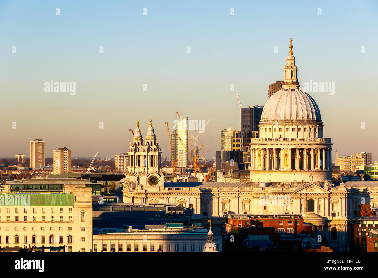 Tramonto presso la Cattedrale di San Paolo a Londra contro un cielo privo di nuvole Foto Stock
