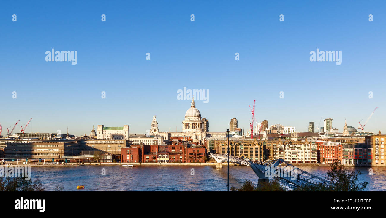 Vista panoramica della Cattedrale di San Paolo a Londra contro un cielo blu senza nuvole Foto Stock