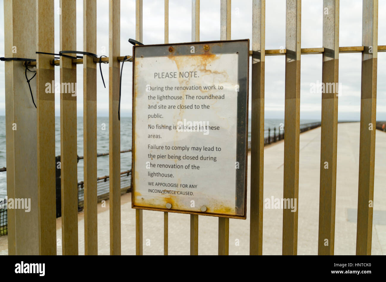 Restrizione di pesca preavviso a causa di lavori di ristrutturazione su Roker Lighthouse, Sunderland Foto Stock