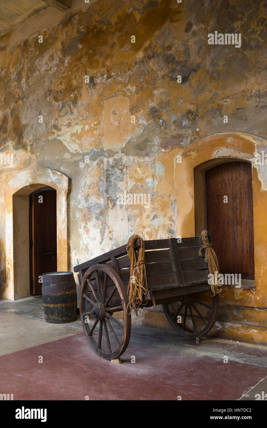 Carrello di legno sotto coperta PORTALES cortile principale CASTILLO SAN CRISTOBAL Città Vecchia di San Juan di Porto Rico Foto Stock