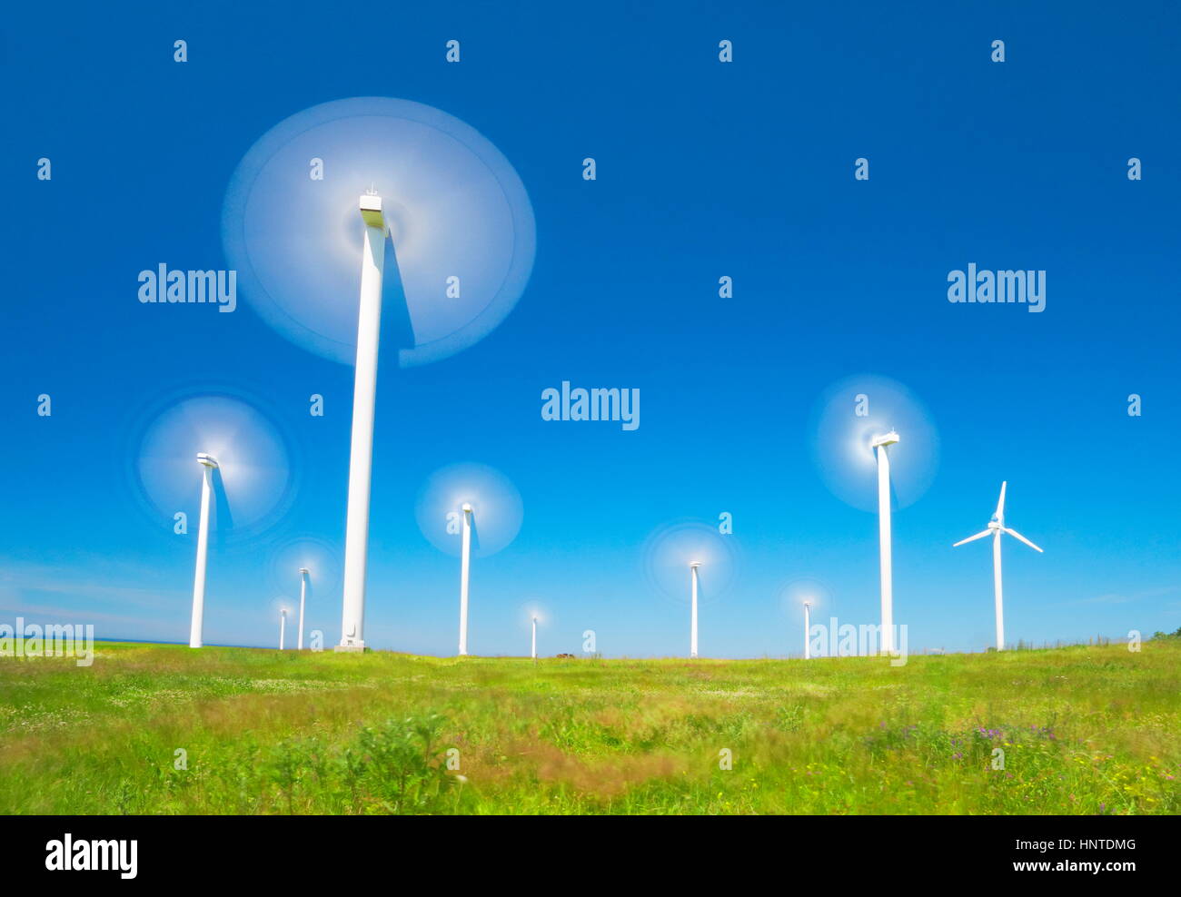 Lo spostamento di una turbina eolica, wind farm, Pomerania, Polonia Foto Stock