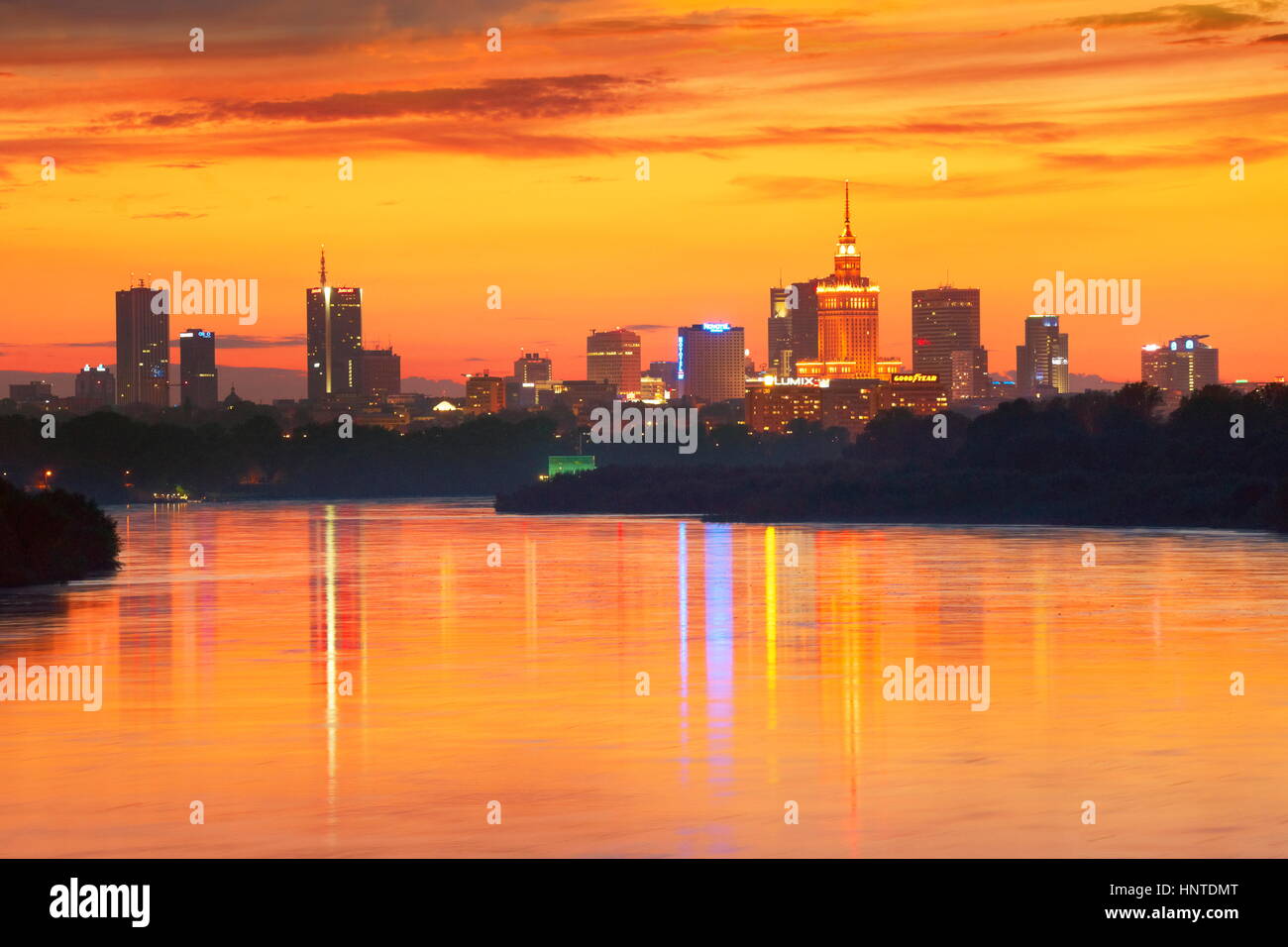 Panoramica di Varsavia cityscape dopo il tramonto, fiume Vistola, Varsavia, Polonia Foto Stock