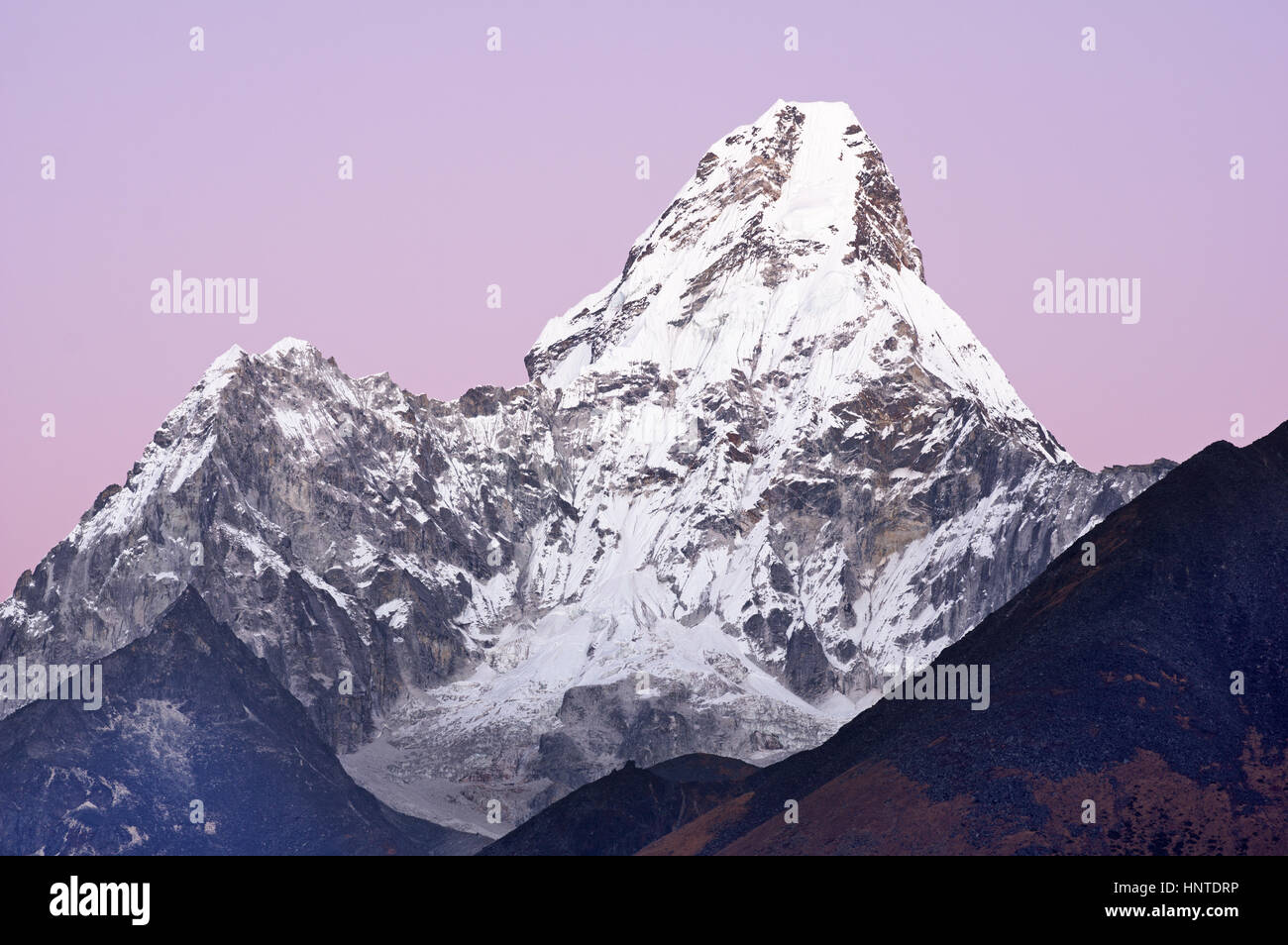 6170 metro di altezza Ama Dablam montagna come visto da Tengboche monastero appena dopo il tramonto con viola chiaro cielo Foto Stock