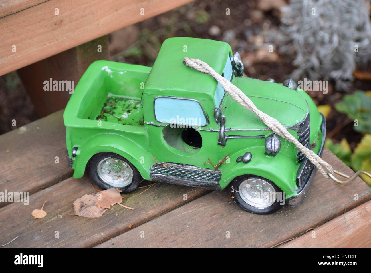 Verde a forma di carrello Birdhouse Foto Stock