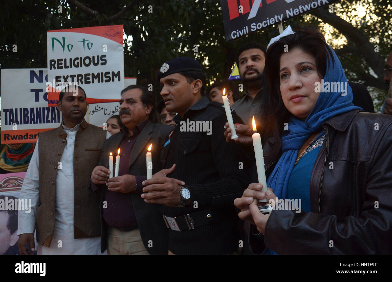 Il pakistan i membri della società civile tenendo cartelloni stadio protesta durante la dimostrazione contro la bomba. Almeno 19 persone sono state uccise e 90 altri feriti quando un attentatore suicida ha colpito manifestanti fuori dall Assemblea provinciale nella provincia pakistana del Punjab il lunedì sera. Quattro attentati suicidi hanno colpito il Pakistan in un giorno di febbraio 15, 2017, uccidendo sei persone e inquietante cittadini la cui crescente senso di sicurezza è stato scosso da più talebani di blasti questa settimana. L'ultimo assalto avvenuto nel nord-ovest della città di Peshawar, detto polizia, dopo un bombardiere guidato una motocicletta in un furgone trasportare Foto Stock