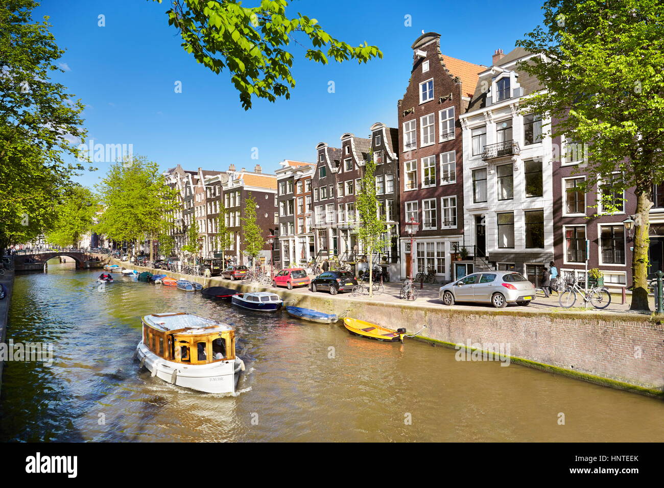 Barca sul canal, Amsterdam, Olanda, Paesi Bassi Foto Stock