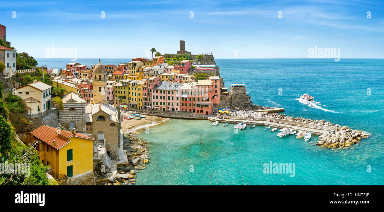 Panorama di Vernazza, il Parco Nazionale delle Cinque Terre, Liguria, UNESCO Foto Stock