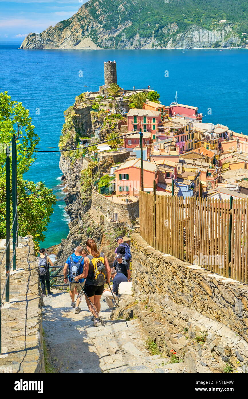 I turisti sentiero escursionistico a Vernazza, Cinque Terre Liguria, Italia Foto Stock