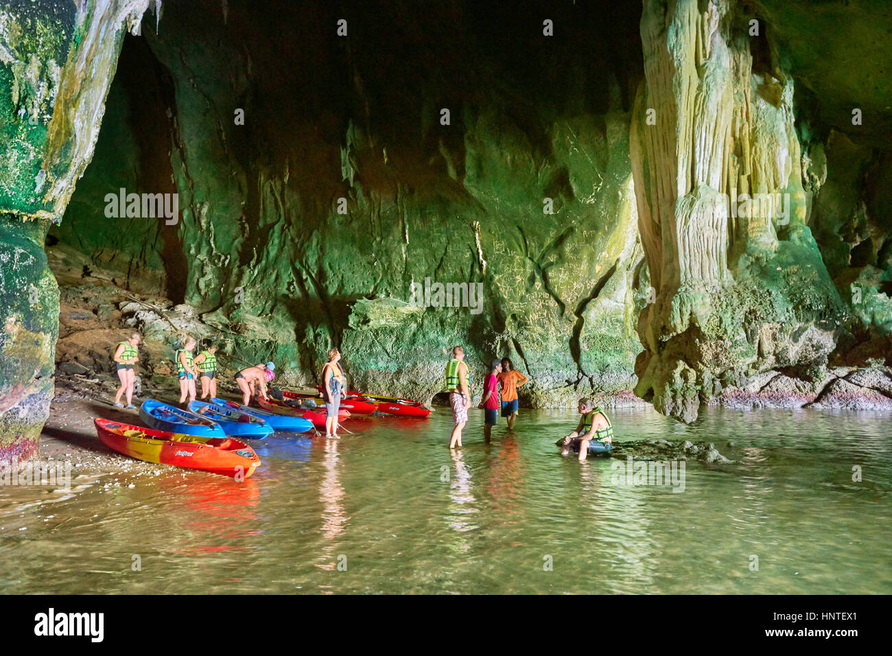 I turisti il kayak e esplorare Ko Talabeng Grotta, Provincia di Krabi, Thailandia Foto Stock