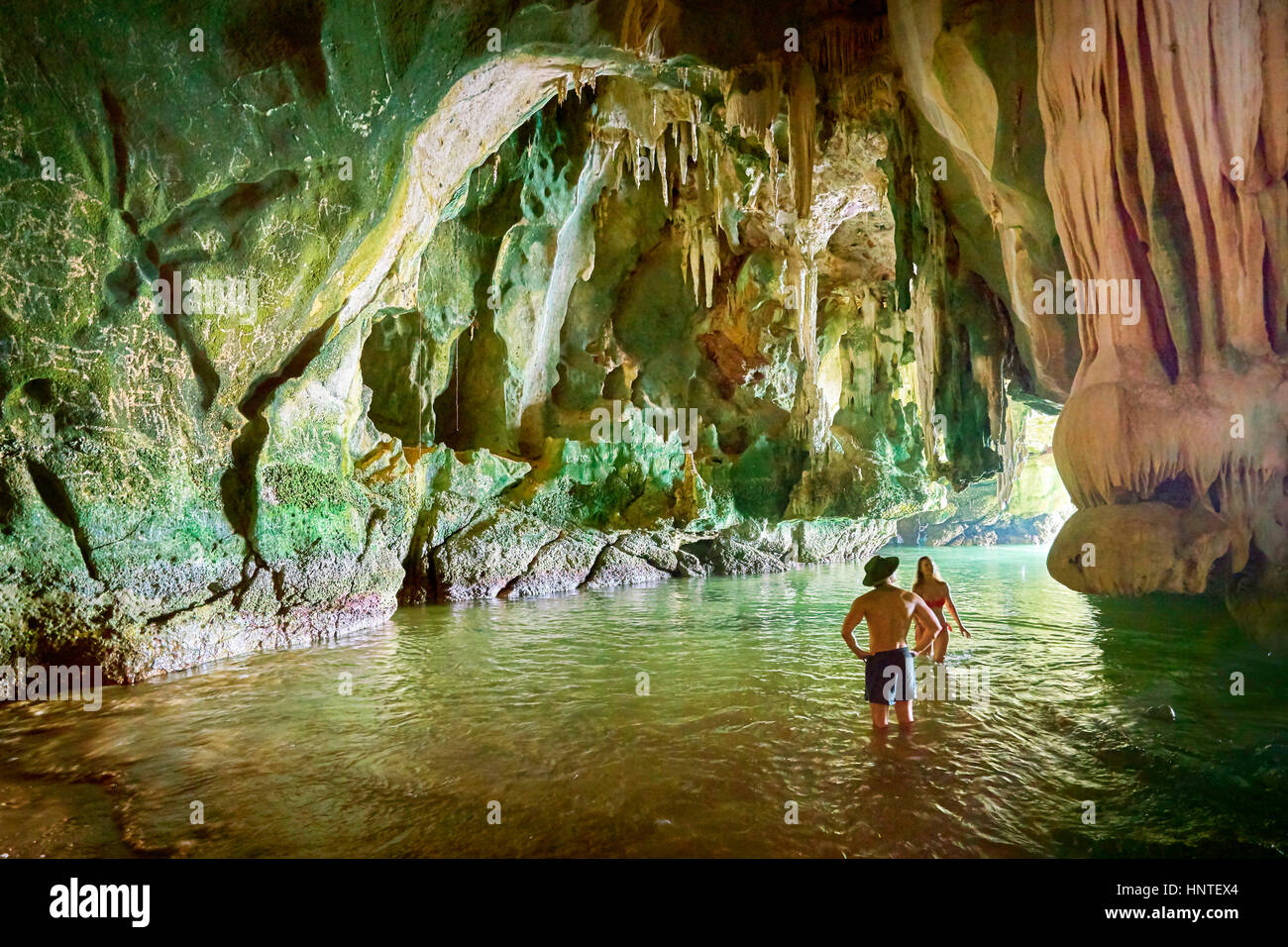 I turisti ad esplorare Ko Talabeng Grotta, Provincia di Krabi, Thailandia Foto Stock