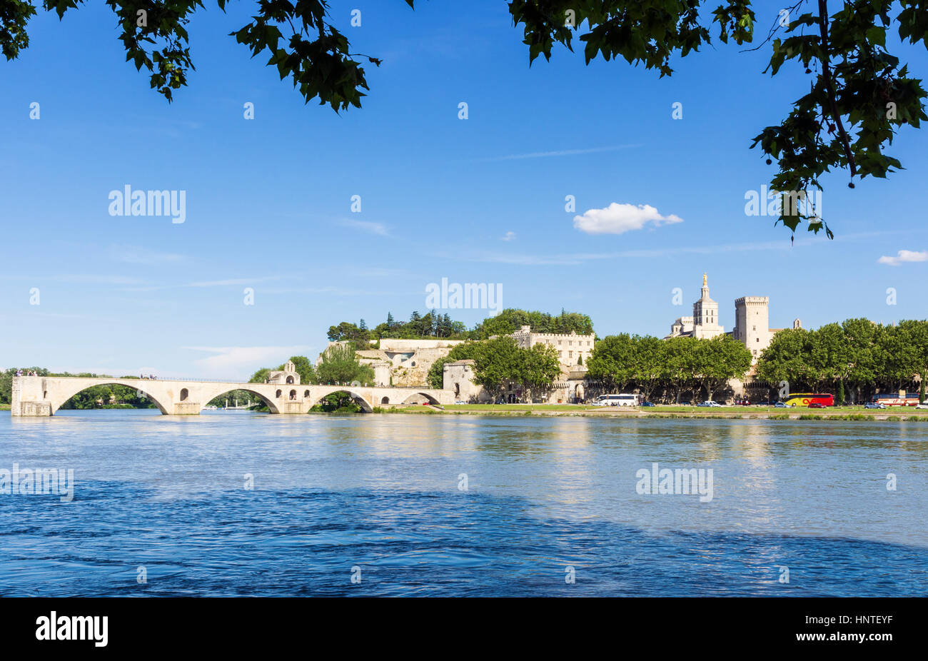 Avignon skyline della città e Ponte Saint-Bénézet : dal ponte sul fiume Rodano, Avignon, Francia Foto Stock