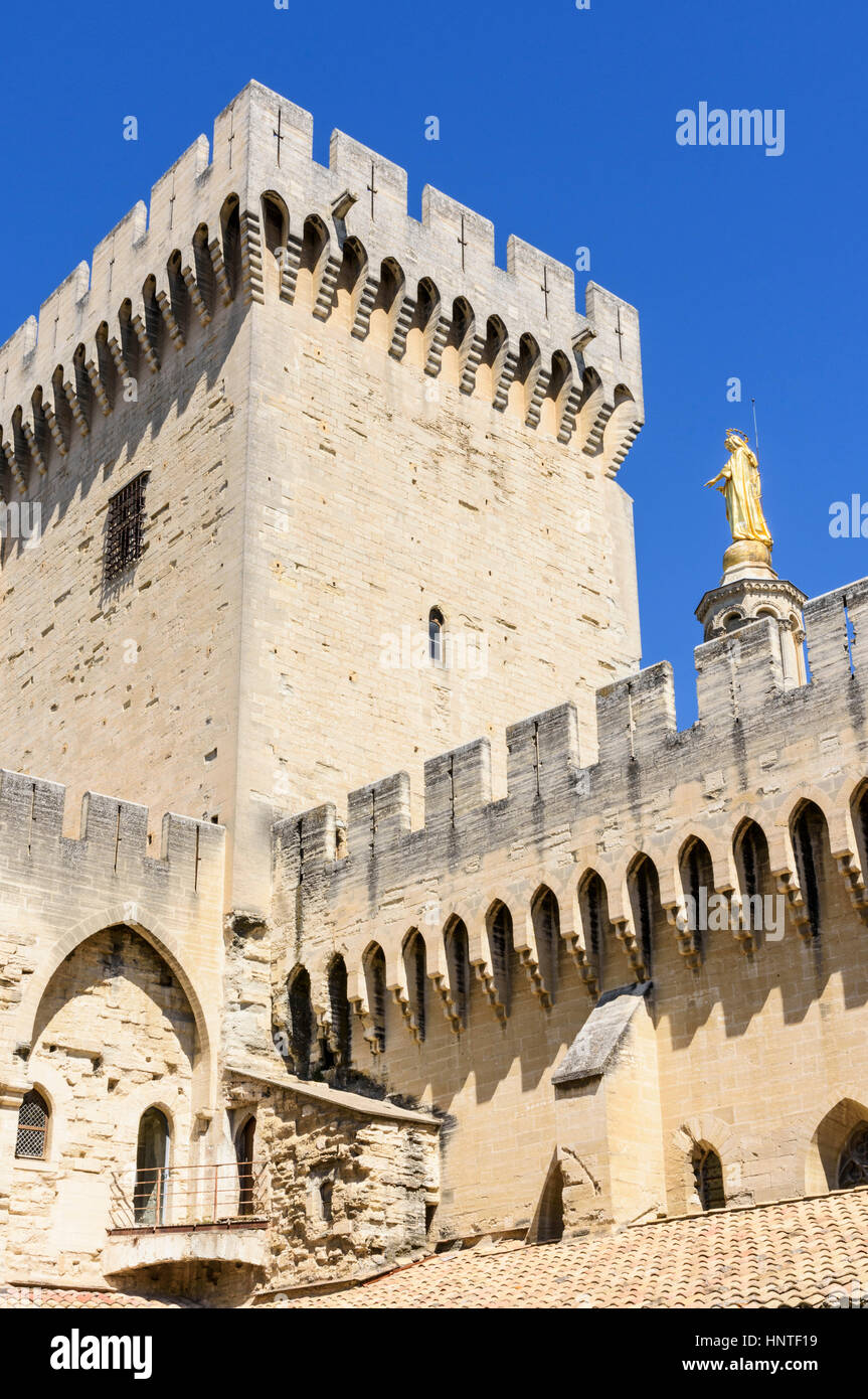 Statua dorata della Vergine Maria sulla cima del campanile della cattedrale di Avignone come visto dall'interno del Palais des Papes, Avignon, Francia Foto Stock