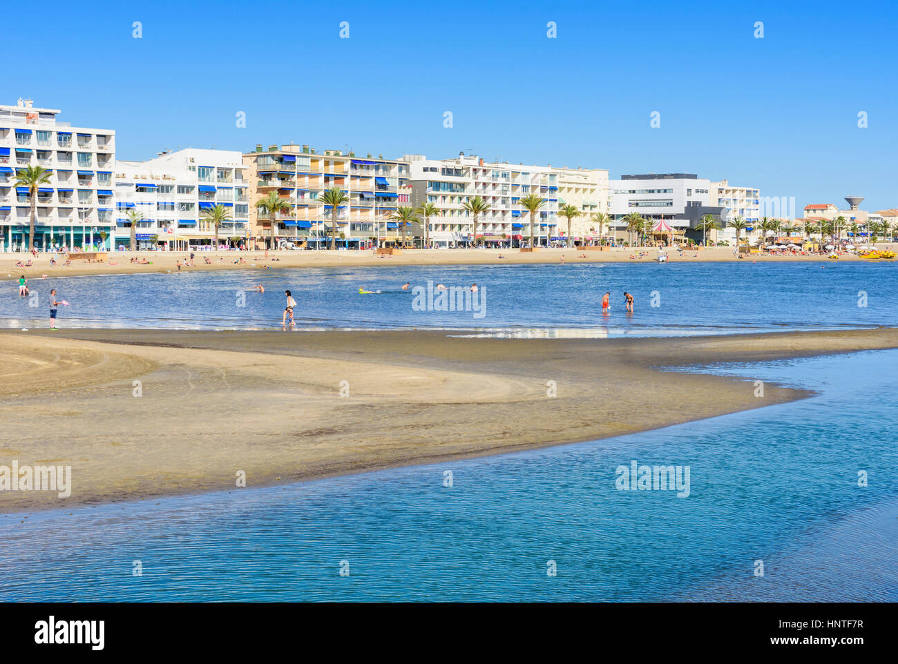 Le Grau-du-Roi a lato della spiaggia hotel affacciato sul mare poco profondo a Plage Rive Gauche, Le Grau-du-Roi, Gard, Francia Foto Stock