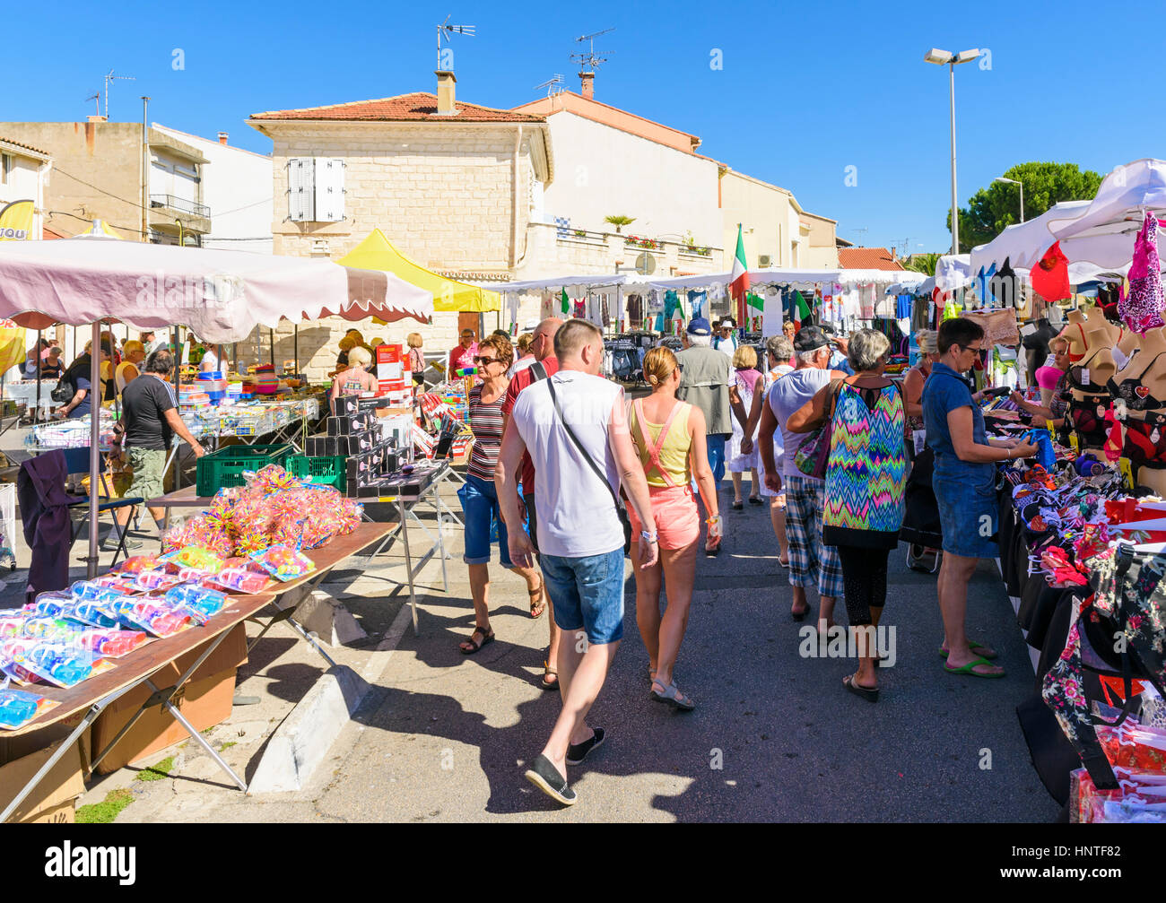 Le persone al trafficato mercato settimanale, Place de la République, Le Grau-du-Roi, Gard, Francia Foto Stock