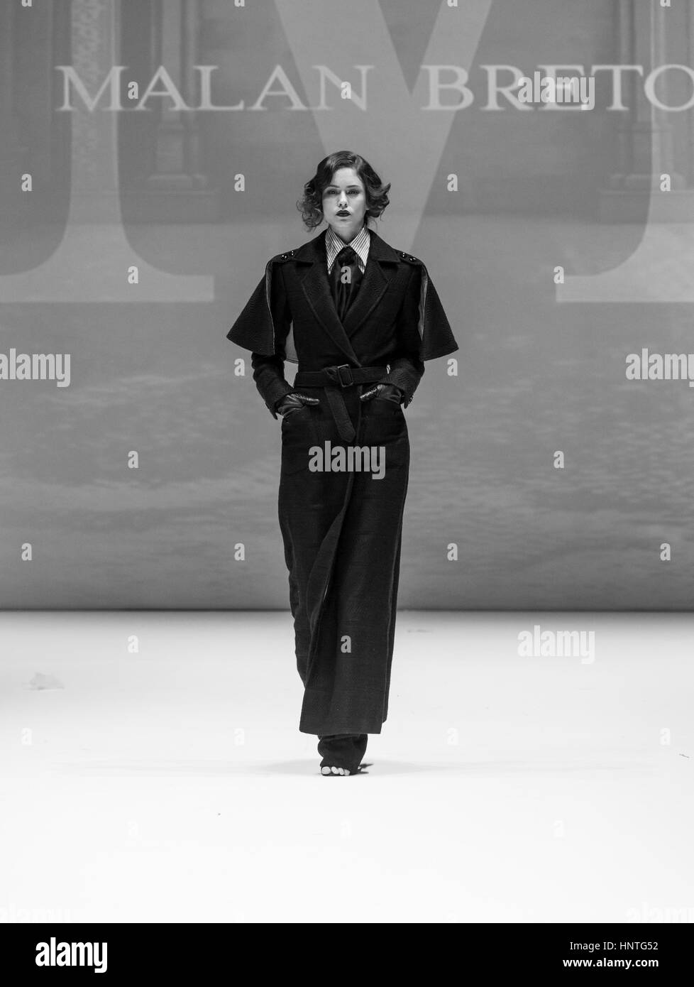 New York, Stati Uniti. 09Feb, 2017. Una coalizione interconfessionale, comprese American musulmani per la Palestina New York, Jewish Voice per la Pace di New York e il musulmano Anti-Fascist ebraica anteriore, oltre 500 persone hanno marciato per le strade da Grand Central Terminal atrio principale attraverso il centro di Manhattan, terminante nella parte anteriore del Trump Tower, per protestare contro la "valori comuni" di razzismo e di discriminazione scambiati durante il Primo Ministro israeliano Benjamin Netanyahu della riunione di mercoledì con il Presidente Trump. Credito: Erik McGregor/Pacific Press/Alamy Live News Foto Stock