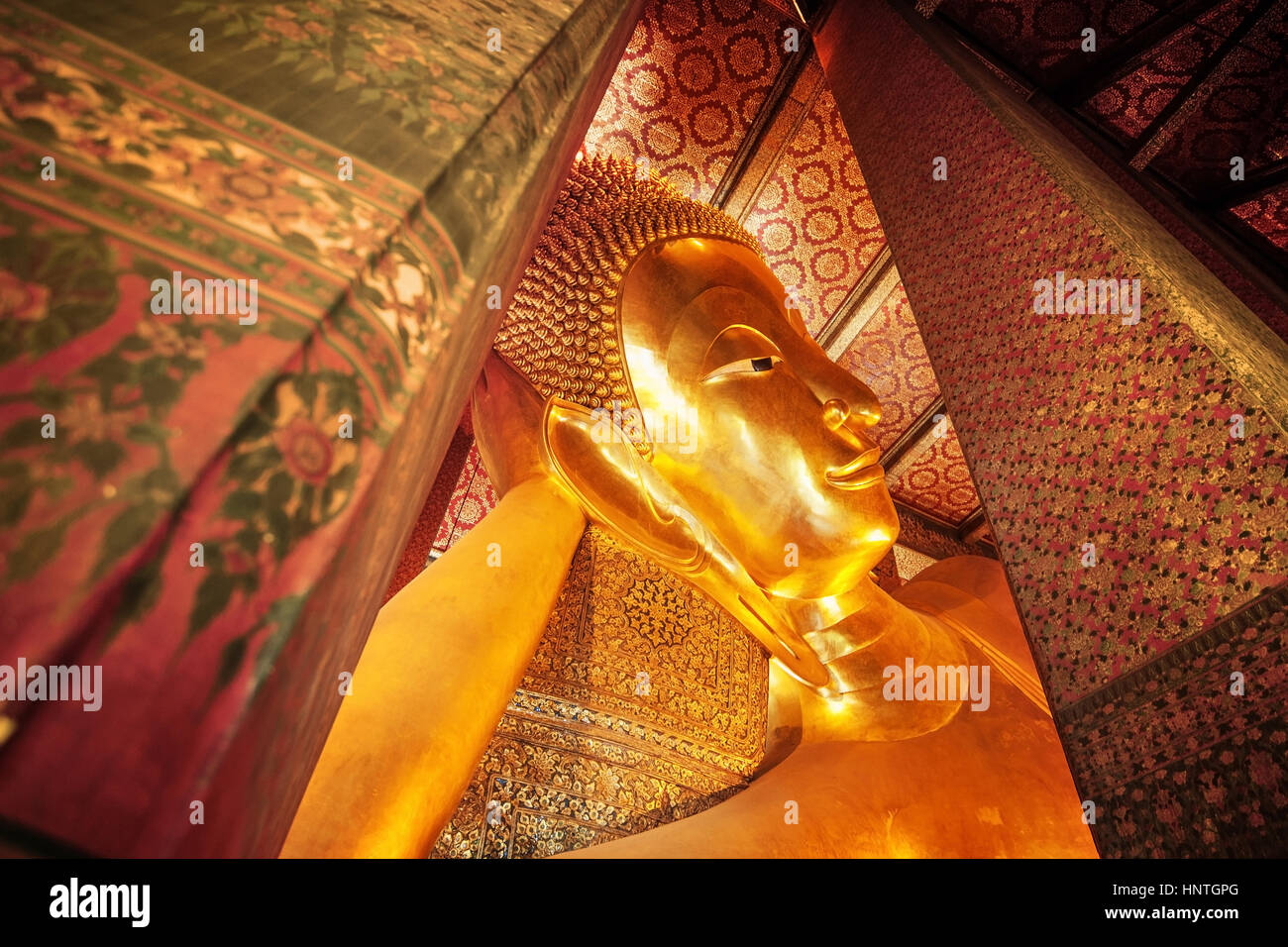 Close up Buddha reclinato statua d'oro ,Wat Pho, Bangkok, Thailandia Foto Stock