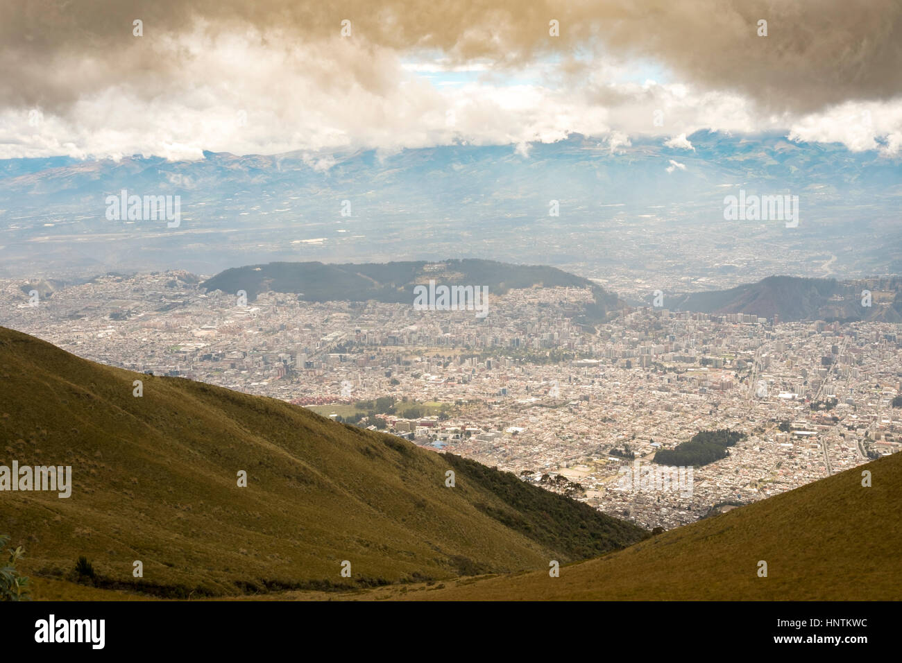 Il TelefériQo a Quito, Ecuador, in esecuzione dal bordo della città fino il fianco est del vulcano Pichincha.Vista dalla cima guardando Cruz Loma Foto Stock