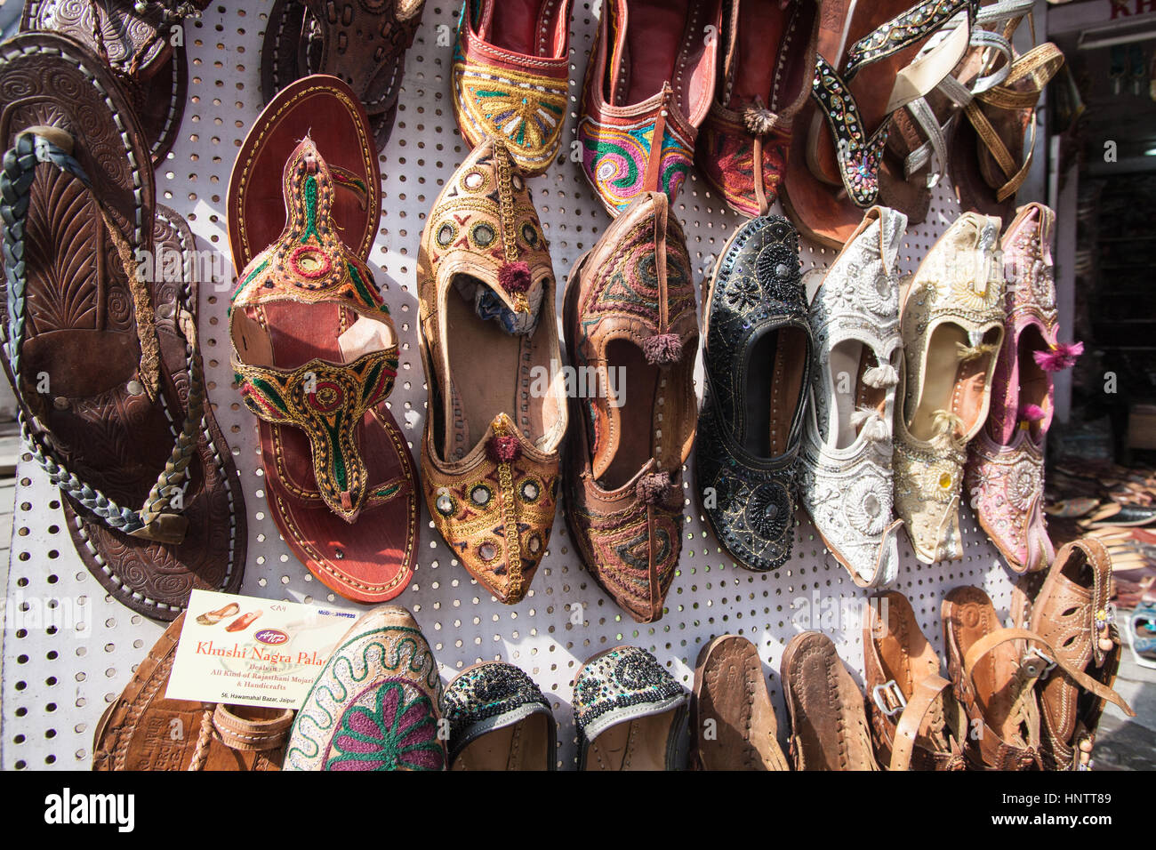 Insolito,unico,folk,artigiano,cuoio,scarpe,l'artigianato,craft,calzatura,colore,Negozi,mercati,per,vendita,negozi,Città Rosa,Jaipur India,Indian,Asia,Asian,stallo, Foto Stock