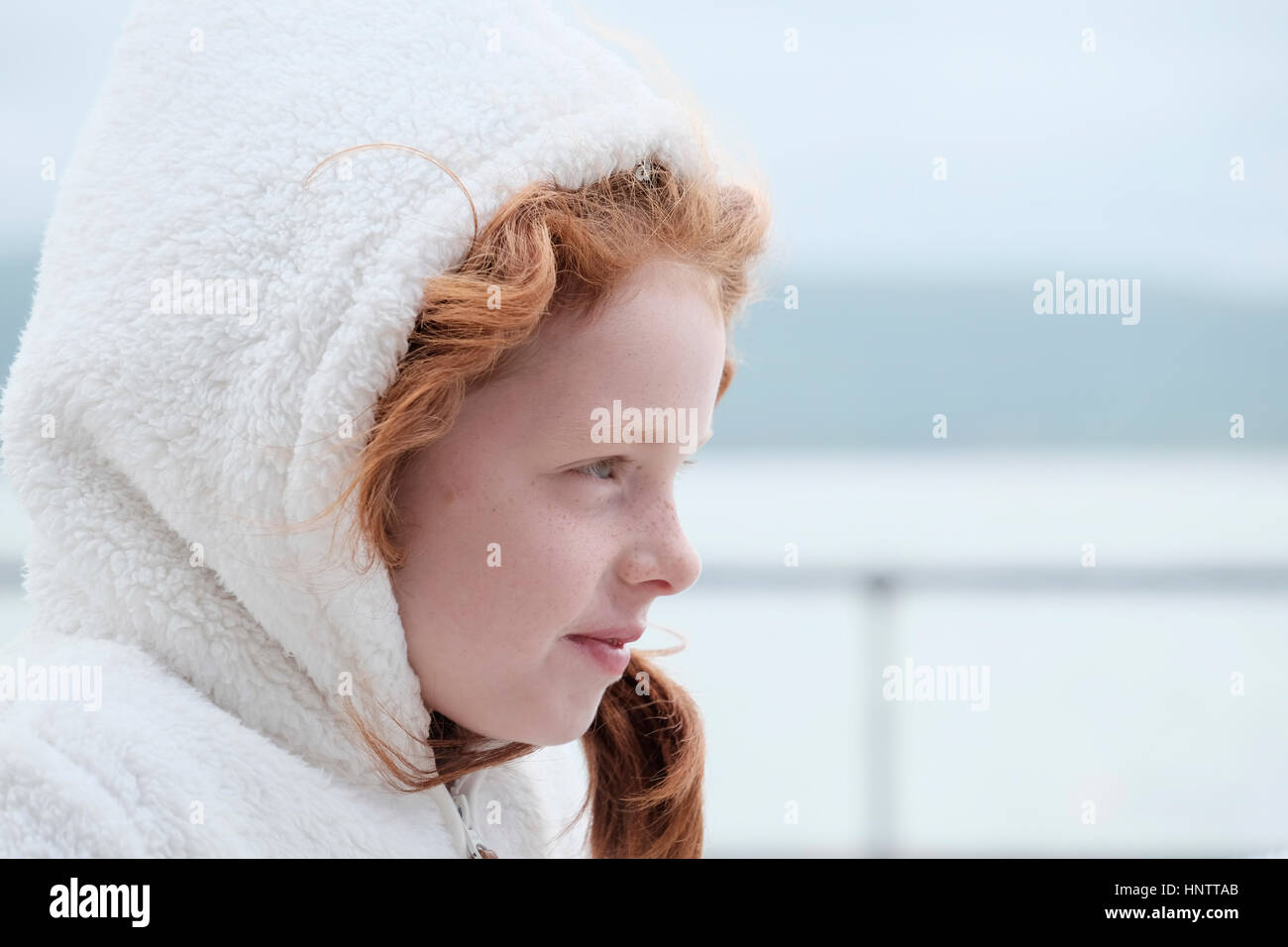 Ritratto di una ragazza su un litorale di ventoso. Foto Stock