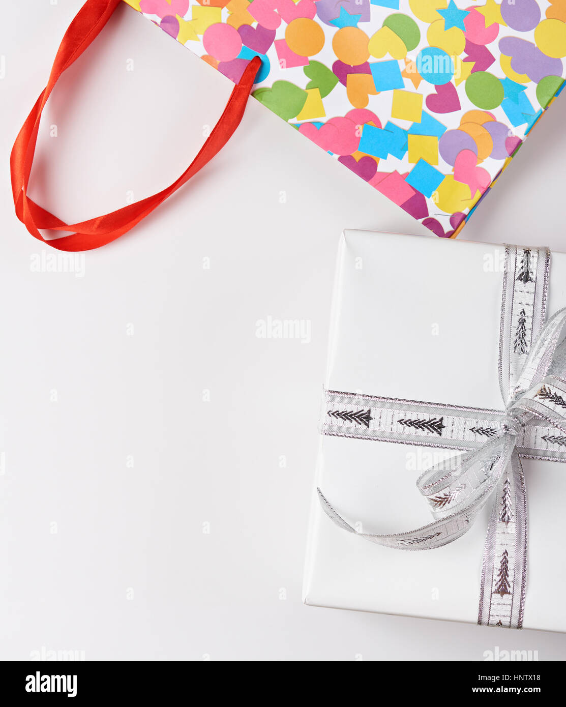 Shopping di Natale sfondo con scatola regalo bianca isolata Foto Stock
