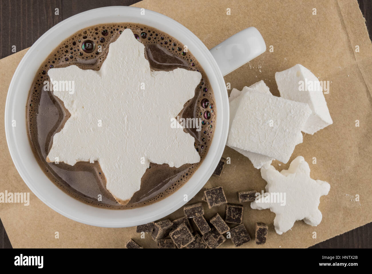 Cioccolata calda con il simbolo del fiocco di neve Marshmallow serrati da sopra Foto Stock