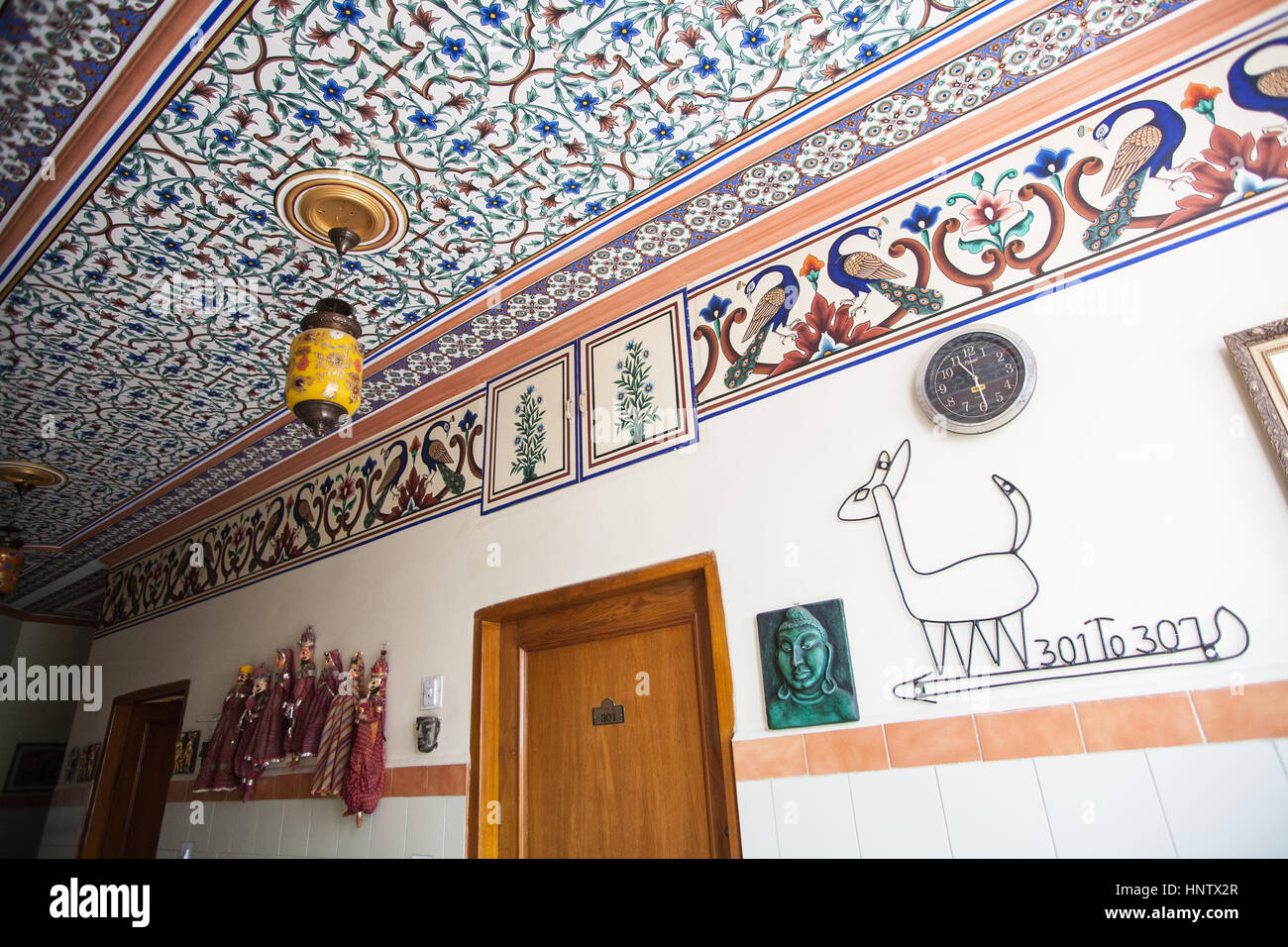 Popolari bilancio backpacker hotel,Hotel Pearl Palace,che ha un sacco di artwork e una terrazza sul tetto per bibite,i pasti nella Città Rosa,Jaipur Rajasthan,l'India. Foto Stock