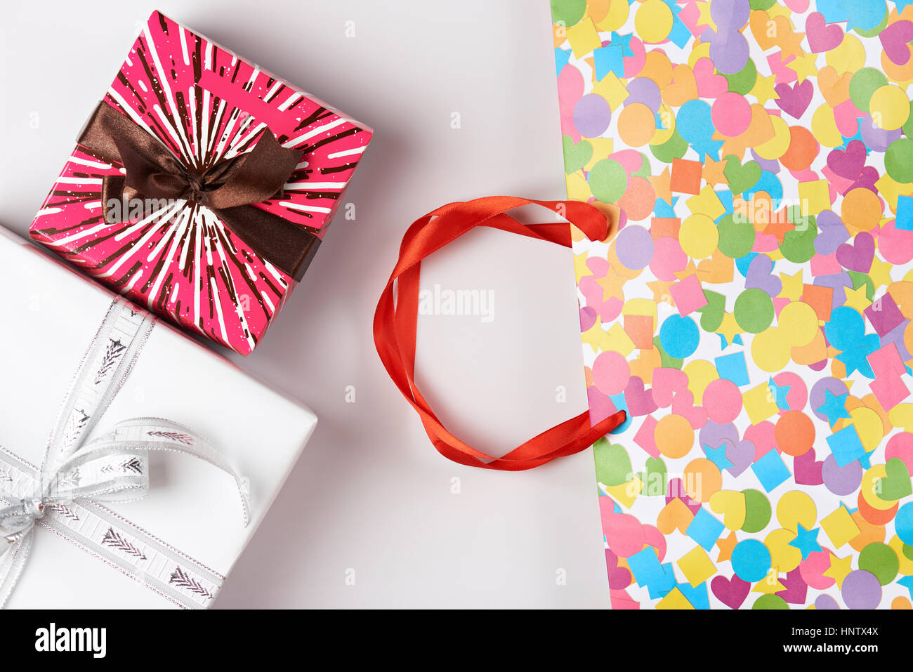 Carta colorata borsa con presente confezioni regalo vista dall'alto Foto Stock
