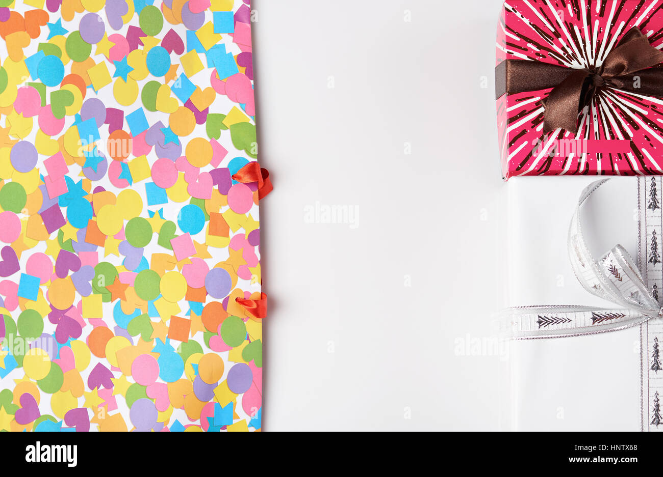 Colorata shopping bag con caselle presenti su sfondo bianco vista superiore Foto Stock